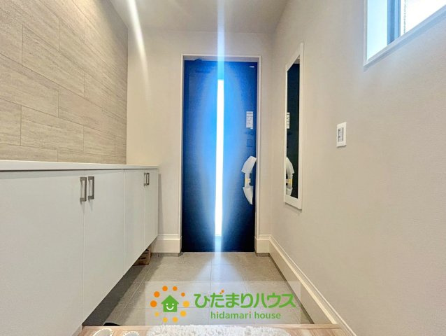 久喜市本町10期　新築一戸建て　01　リガーレの玄関|小窓から自然光が差し込む明るい雰囲気の玄関です。