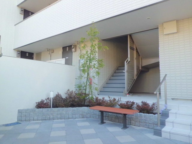 エストレーラのロビー|ゆったりしたオートロック内側のホールにはベンチとペットの足洗い場があります