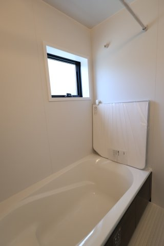 【浴室】 | 《仲介手数料無料》岩槻区大字南辻31-2(1号棟)新築一戸建てリーブルガーデン | 撮影日 2025年10月27日 14:20 曇り