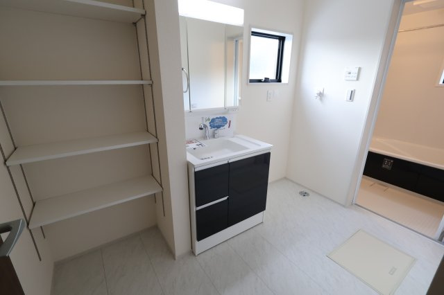 【ランドリースペース】 | 《仲介手数料無料》岩槻区大字南辻31-2(1号棟)新築一戸建てリーブルガーデン | 撮影日 2025年10月27日 14:20 曇り