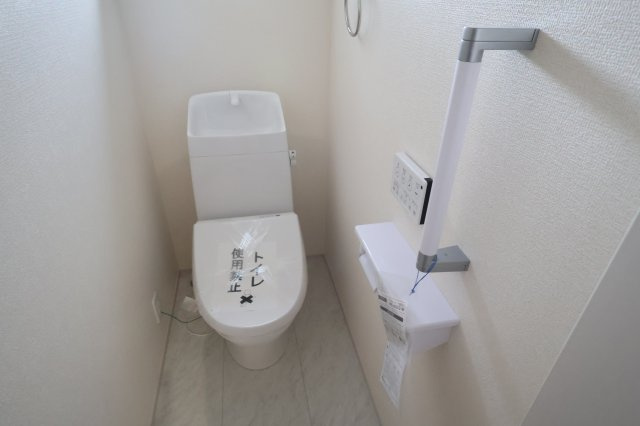 【トイレ】 | 《仲介手数料無料》岩槻区大字南辻31-2(1号棟)新築一戸建てリーブルガーデン | 撮影日 2025年10月27日 14:20 曇り