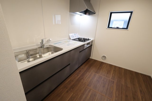 【キッチン】 | 《仲介手数料無料》岩槻区大字南辻31-2(1号棟)新築一戸建てリーブルガーデン | 撮影日 2025年10月27日 14:20 曇り