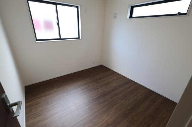 【洋室】 | 《仲介手数料無料》岩槻区大字南辻31-2(1号棟)新築一戸建てリーブルガーデン | 撮影日 2025年10月27日 14:20 曇り