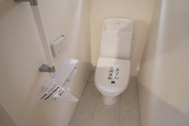 【トイレ】 | 《仲介手数料無料》岩槻区大字南辻31-2(1号棟)新築一戸建てリーブルガーデン | 撮影日 2025年10月27日 14:20 曇り
