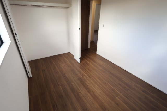 【洋室】 | 《仲介手数料無料》岩槻区大字南辻31-2(1号棟)新築一戸建てリーブルガーデン | 撮影日 2025年10月27日 14:20 曇り