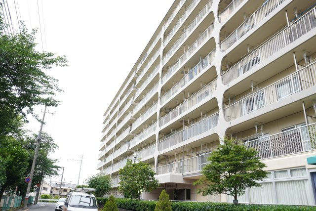 越谷スカイハイツB棟の外観