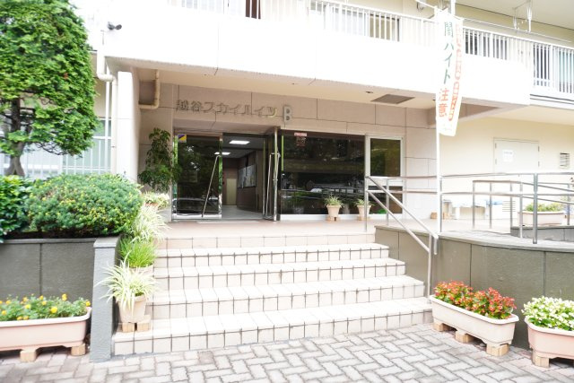 越谷スカイハイツB棟のエントランス