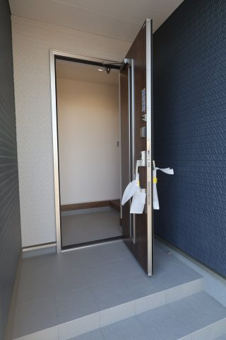 《仲介手数料無料》岩槻区大字岩槻503(1号棟)新築一戸建てリーブルガーデンの玄関|撮影日 2025年10月17日 16:20 晴れ