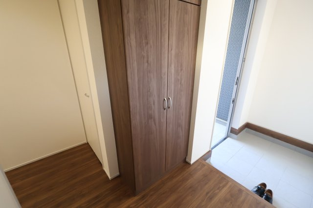 《仲介手数料無料》岩槻区大字岩槻503(1号棟)新築一戸建てリーブルガーデンの玄関|撮影日 2025年10月17日 16:20 晴れ