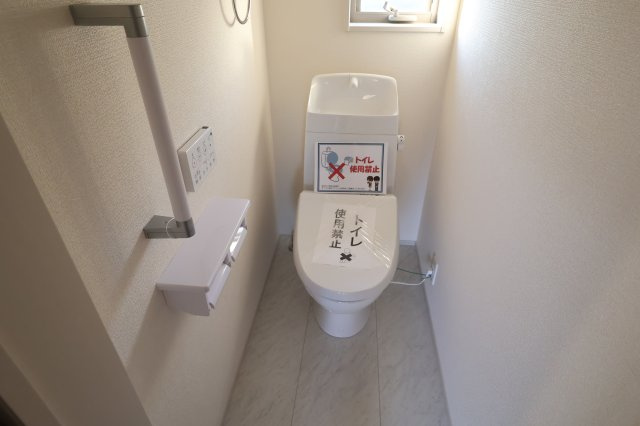 《仲介手数料無料》岩槻区大字岩槻503(1号棟)新築一戸建てリーブルガーデンのトイレ|撮影日 2025年10月17日 16:20 晴れ
