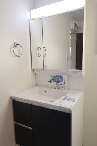 《仲介手数料無料》岩槻区大字岩槻503(1号棟)新築一戸建てリーブルガーデンの独立洗面台|撮影日 2025年10月17日 16:20 晴れ