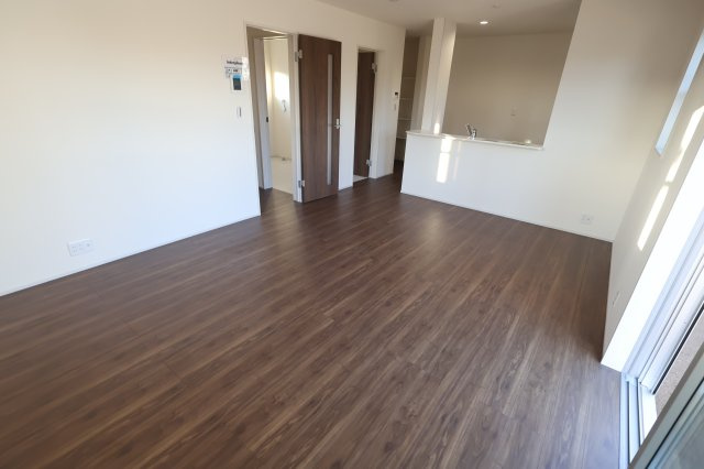 《仲介手数料無料》岩槻区大字岩槻503(1号棟)新築一戸建てリーブルガーデンの居間・リビング|撮影日 2025年10月17日 16:20 晴れ