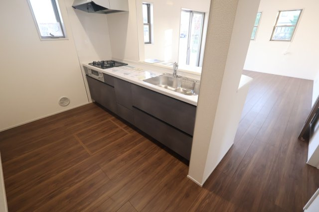 《仲介手数料無料》岩槻区大字岩槻503(1号棟)新築一戸建てリーブルガーデンのキッチン|撮影日 2025年10月17日 16:20 晴れ