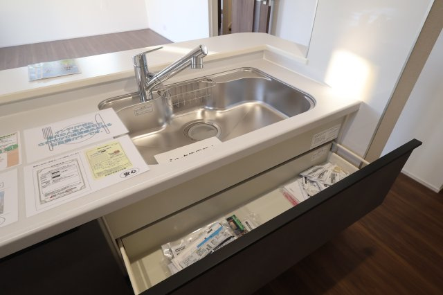 《仲介手数料無料》岩槻区大字岩槻503(1号棟)新築一戸建てリーブルガーデンのキッチン|撮影日 2025年10月17日 16:20 晴れ