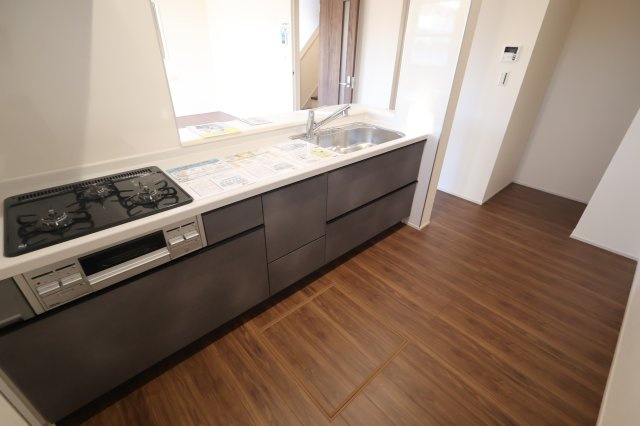 《仲介手数料無料》岩槻区大字岩槻503(1号棟)新築一戸建てリーブルガーデンのキッチン|撮影日 2025年10月17日 16:20 晴れ