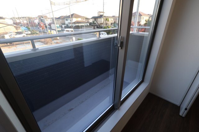 《仲介手数料無料》岩槻区大字岩槻503(1号棟)新築一戸建てリーブルガーデンの洋室|撮影日 2025年10月17日 16:20 晴れ