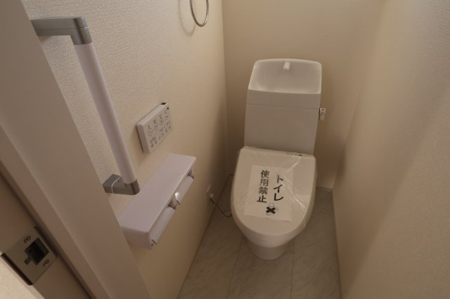 《仲介手数料無料》岩槻区大字岩槻503(1号棟)新築一戸建てリーブルガーデンのトイレ|撮影日 2025年10月17日 16:20 晴れ