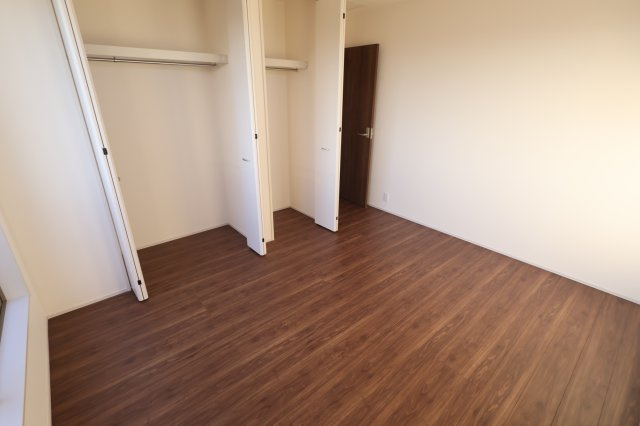 《仲介手数料無料》岩槻区大字岩槻503(1号棟)新築一戸建てリーブルガーデンの洋室|撮影日 2025年10月17日 16:20 晴れ