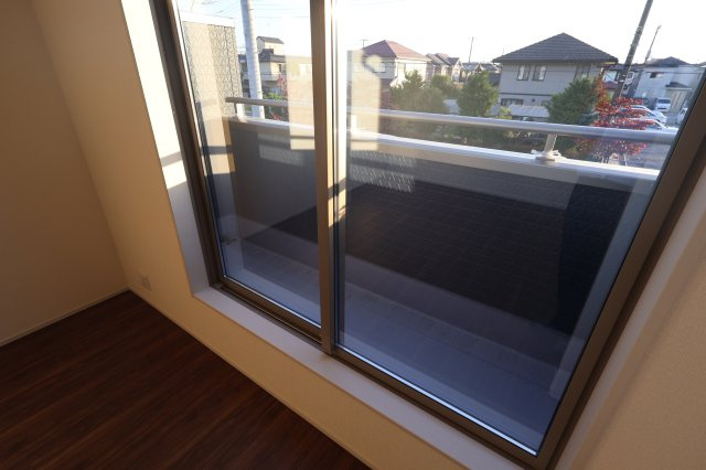 《仲介手数料無料》岩槻区大字岩槻503(1号棟)新築一戸建てリーブルガーデンのバルコニー|撮影日 2025年10月17日 16:20 晴れ