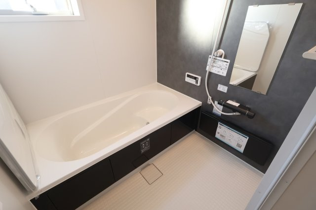 《仲介手数料無料》岩槻区大字岩槻503(2号棟)新築一戸建てリーブルガーデンの浴室|撮影日 2025年10月18日 16:00 晴れ