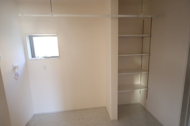 《仲介手数料無料》岩槻区大字岩槻503(2号棟)新築一戸建てリーブルガーデンのランドリースペース|撮影日 2025年10月18日 16:00 晴れ