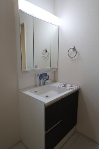 《仲介手数料無料》岩槻区大字岩槻503(2号棟)新築一戸建てリーブルガーデンの独立洗面台|撮影日 2025年10月18日 16:00 晴れ