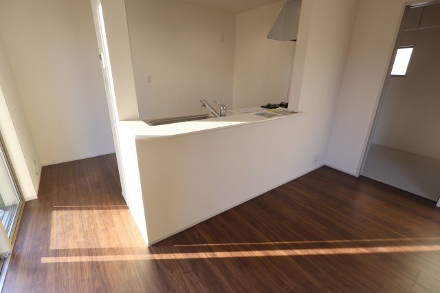 《仲介手数料無料》岩槻区大字岩槻503(2号棟)新築一戸建てリーブルガーデンのキッチン|撮影日 2025年10月18日 16:00 晴れ