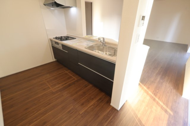 《仲介手数料無料》岩槻区大字岩槻503(2号棟)新築一戸建てリーブルガーデンのキッチン|撮影日 2025年10月18日 16:00 晴れ