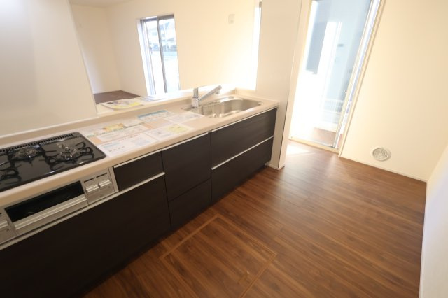 《仲介手数料無料》岩槻区大字岩槻503(2号棟)新築一戸建てリーブルガーデンのキッチン|撮影日 2025年10月18日 16:00 晴れ