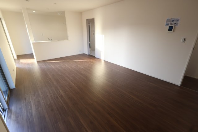 《仲介手数料無料》岩槻区大字岩槻503(2号棟)新築一戸建てリーブルガーデンの居間・リビング|撮影日 2025年10月18日 16:00 晴れ