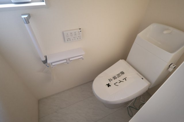 《仲介手数料無料》岩槻区大字岩槻503(2号棟)新築一戸建てリーブルガーデンのトイレ|撮影日 2025年10月18日 16:00 晴れ