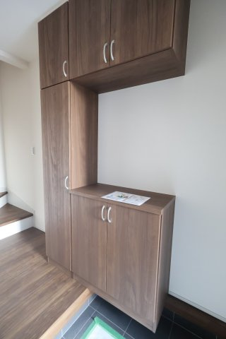 《仲介手数料無料》岩槻区大字岩槻503(2号棟)新築一戸建てリーブルガーデンの玄関|撮影日 2025年10月18日 16:00 晴れ