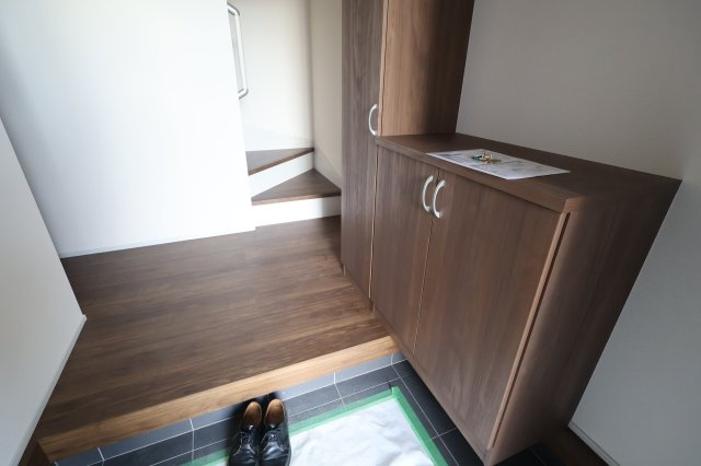 《仲介手数料無料》岩槻区大字岩槻503(2号棟)新築一戸建てリーブルガーデンの玄関|撮影日 2025年10月18日 16:00 晴れ