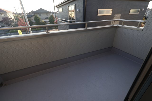 《仲介手数料無料》岩槻区大字岩槻503(2号棟)新築一戸建てリーブルガーデンのバルコニー|撮影日 2025年10月18日 16:00 晴れ