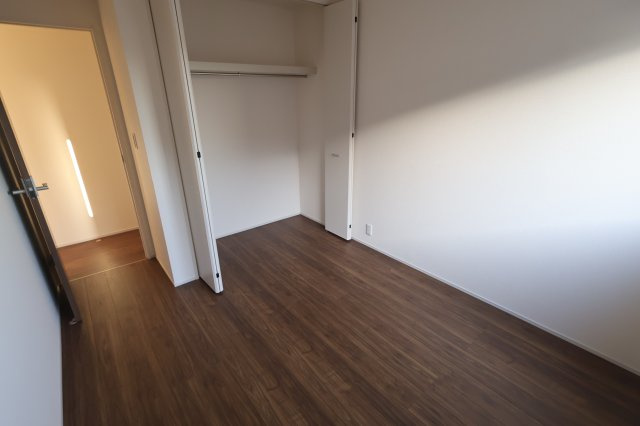 《仲介手数料無料》岩槻区大字岩槻503(2号棟)新築一戸建てリーブルガーデンの洋室|撮影日 2025年10月18日 16:00 晴れ