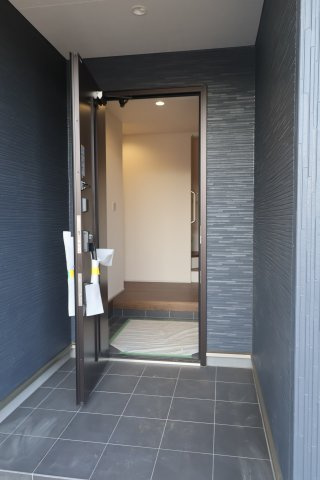 《仲介手数料無料》岩槻区大字岩槻503(2号棟)新築一戸建てリーブルガーデンの玄関|撮影日 2025年10月18日 16:00 晴れ