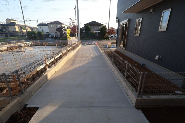 《仲介手数料無料》岩槻区大字岩槻503(2号棟)新築一戸建てリーブルガーデンの駐車場|撮影日 2025年10月18日 16:00 晴れ