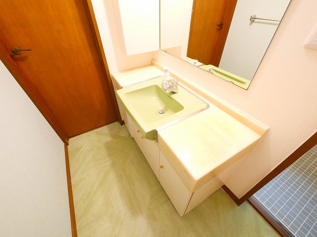 登美ヶ丘５丁目貸家の独立洗面台