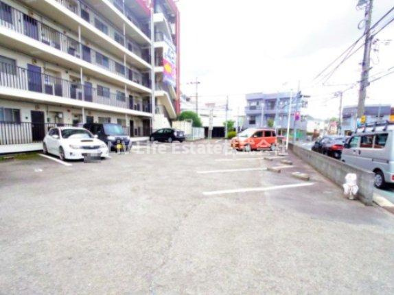 三沢ビルの駐車場