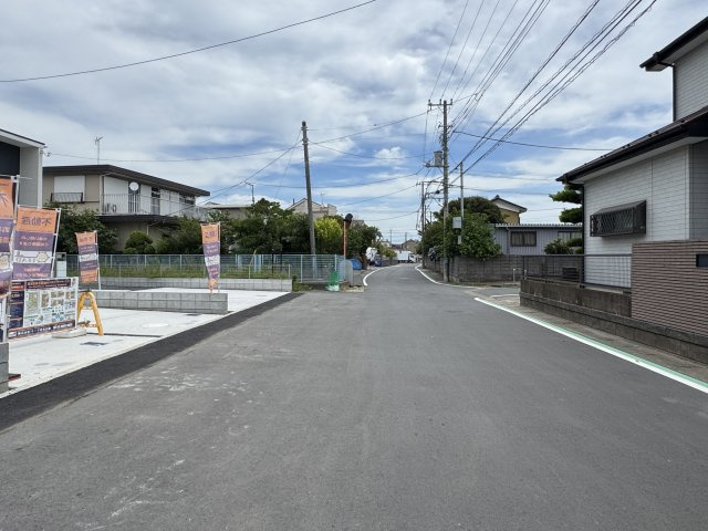 松戸市栄町西５丁目新築戸建【古ヶ崎小学校：7分】の前面道路含む現地写真|南側前面道路・幅員約8.4ｍ