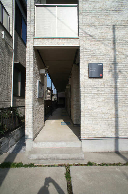 さいたま市緑区原山１丁目のアパートのエントランス