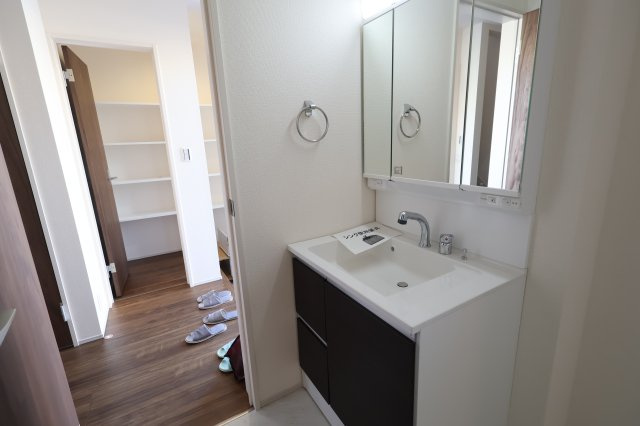 《仲介手数料無料》岩槻区大字岩槻6753(1号棟第2)新築一戸建てリーブルガーデンの独立洗面台|撮影日 2025年11月22日 13:30 晴れ