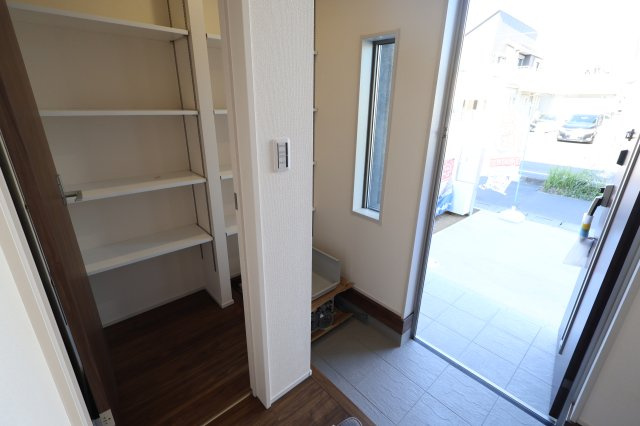 《仲介手数料無料》岩槻区大字岩槻6753(1号棟第2)新築一戸建てリーブルガーデンの玄関|撮影日 2025年11月22日 13:30 晴れ