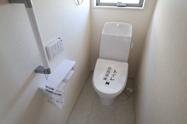 《仲介手数料無料》岩槻区大字岩槻6753(1号棟第2)新築一戸建てリーブルガーデンのトイレ|撮影日 2025年11月22日 13:30 晴れ