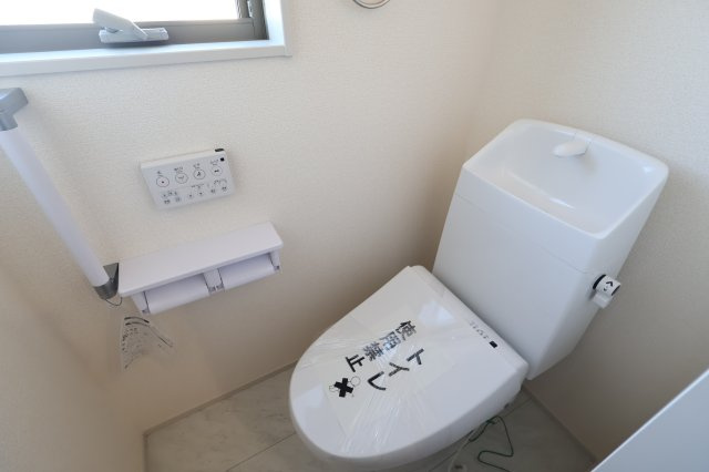 《仲介手数料無料》岩槻区大字岩槻6753(1号棟第2)新築一戸建てリーブルガーデンのトイレ|撮影日 2025年11月22日 13:30 晴れ