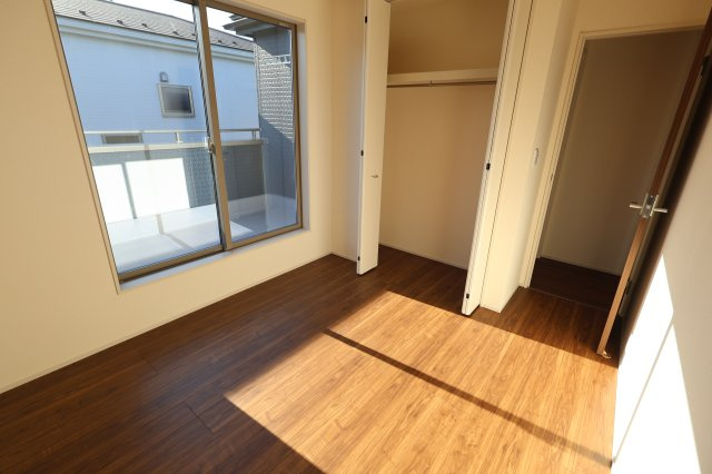 《仲介手数料無料》岩槻区大字岩槻6753(1号棟第2)新築一戸建てリーブルガーデンの洋室|撮影日 2025年11月22日 13:30 晴れ