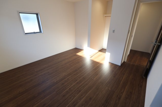 《仲介手数料無料》岩槻区大字岩槻6753(1号棟第2)新築一戸建てリーブルガーデンの洋室|撮影日 2025年11月22日 13:30 晴れ