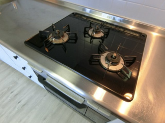 【キッチン】 | パークシティ赤見台エステート第二 5号棟 | 3口コンロ