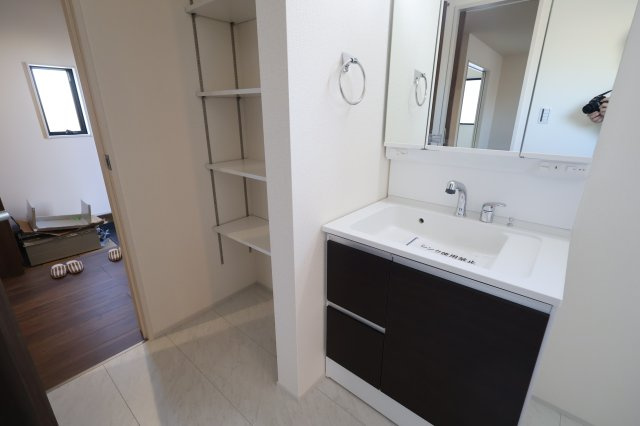 《仲介手数料無料》岩槻区大字岩槻6753(4号棟第2)新築一戸建てリーブルガーデンの独立洗面台|撮影日 2025年11月22日 13:30 晴れ