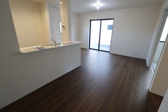 《仲介手数料無料》岩槻区大字岩槻6753(4号棟第2)新築一戸建てリーブルガーデンの居間・リビング|撮影日 2025年11月22日 13:30 晴れ